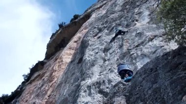 Arkadaşlar Siurana 'ya tırmanıyor ve günü dışarıda geçiriyorlar. Yüksek kalite 4k görüntü