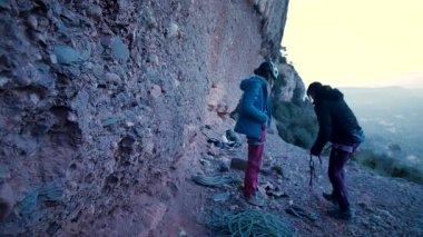 Dişi arkadaşlar gerçek kayaya tırmanıyorlar. Yüksek kalite 4k görüntü