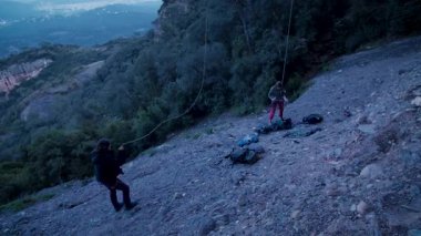 Dişi arkadaşlar gerçek kayaya tırmanıyorlar. Yüksek kalite 4k görüntü