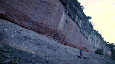 Dişi arkadaşlar gerçek kayaya tırmanıyorlar. Yüksek kalite 4k görüntü