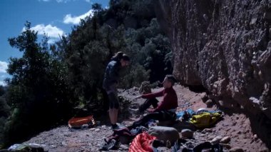 Arkadaşlar doğada kırmızı kayalara tırmanıyor. Yüksek kalite 4k görüntü