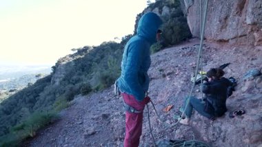 İspanya 'nın Barcelona yakınlarındaki dağlara tırmanmaya giden iki bayan arkadaş. Kadınlar dışarı tırmanıyor. Yüksek kalite 4k görüntü