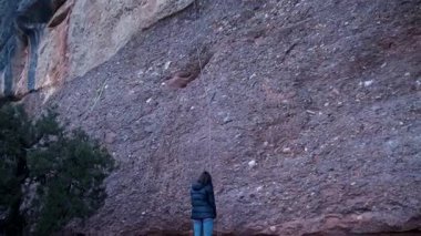İspanya 'nın Barcelona yakınlarındaki dağlara tırmanmaya giden iki bayan arkadaş. Kadınlar dışarı tırmanıyor. Yüksek kalite 4k görüntü