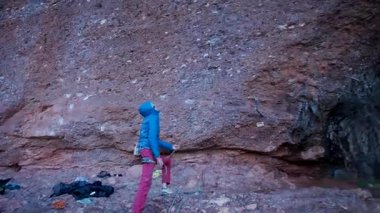 İspanya 'nın Barcelona yakınlarındaki dağlara tırmanmaya giden iki bayan arkadaş. Kadınlar dışarı tırmanıyor. Yüksek kalite 4k görüntü