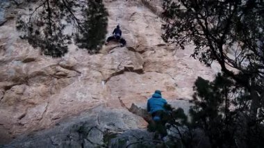Arkadaşlar Siurana 'ya tırmanıyor ve günü dışarıda geçiriyorlar. Yüksek kalite 4k görüntü