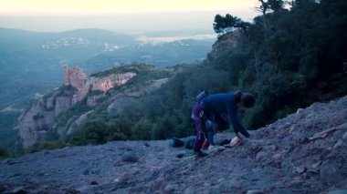 Dişi arkadaşlar gerçek kayaya tırmanıyorlar. Yüksek kalite 4k görüntü