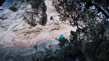 Arkadaşlar Siurana 'ya tırmanıyor ve günü dışarıda geçiriyorlar. Yüksek kalite 4k görüntü