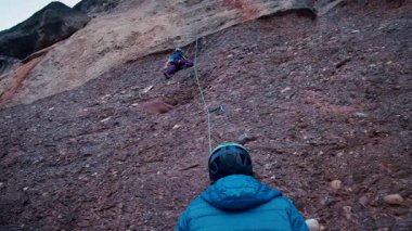 Dişi arkadaşlar gerçek kayaya tırmanıyorlar. Yüksek kalite 4k görüntü