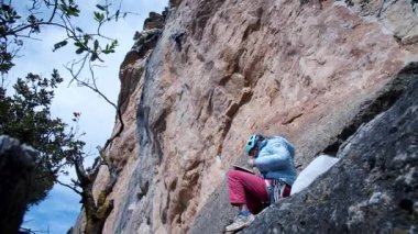 Arkadaşlar Siurana 'ya tırmanıyor ve günü dışarıda geçiriyorlar. Yüksek kalite 4k görüntü