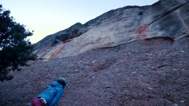 Dişi arkadaşlar gerçek kayaya tırmanıyorlar. Yüksek kalite 4k görüntü