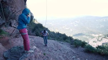 İspanya 'nın Barcelona yakınlarındaki dağlara tırmanmaya giden iki bayan arkadaş. Kadınlar dışarı tırmanıyor. Yüksek kalite 4k görüntü