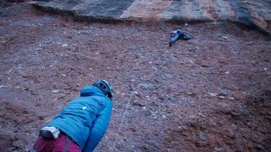 İspanya 'nın Barcelona yakınlarındaki dağlara tırmanmaya giden iki bayan arkadaş. Kadınlar dışarı tırmanıyor. Yüksek kalite 4k görüntü