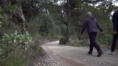 Barcelona yakınlarındaki dağlarda yürüyüş yapan yaşlı çift. Yüksek kalite 4k görüntü