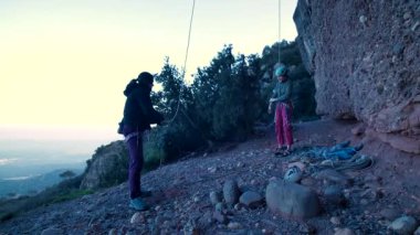 Dişi arkadaşlar gerçek kayaya tırmanıyorlar. Yüksek kalite 4k görüntü