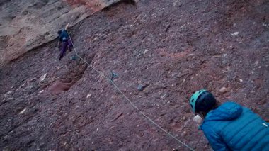 Dişi arkadaşlar gerçek kayaya tırmanıyorlar. Yüksek kalite 4k görüntü