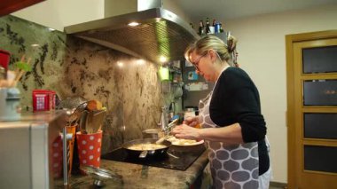 Ev hanımı evde balık güveci pişiriyor. Yüksek kalite 4k görüntü