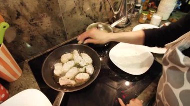 Ev hanımı evde balık güveci pişiriyor. Yüksek kalite 4k görüntü