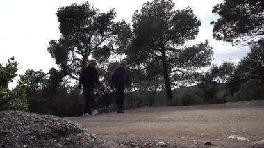 Barcelona yakınlarındaki dağlarda yürüyüş yapan yaşlı çift. Yüksek kalite 4k görüntü