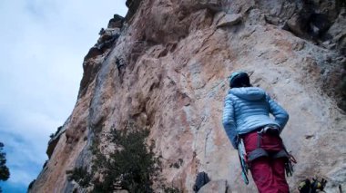 Arkadaşlar Siurana 'ya tırmanıyor ve günü dışarıda geçiriyorlar. Yüksek kalite 4k görüntü