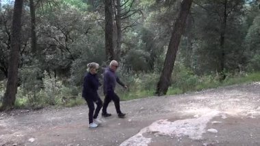 Barcelona yakınlarındaki dağlarda yürüyüş yapan yaşlı çift. Yüksek kalite 4k görüntü