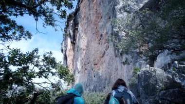 Arkadaşlar Siurana 'ya tırmanıyor ve günü dışarıda geçiriyorlar. Yüksek kalite 4k görüntü