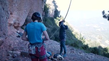 İspanya 'nın Barcelona yakınlarındaki dağlara tırmanmaya giden iki bayan arkadaş. Kadınlar dışarı tırmanıyor. Yüksek kalite 4k görüntü