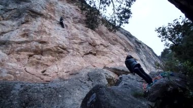 Arkadaşlar Siurana 'ya tırmanıyor ve günü dışarıda geçiriyorlar. Yüksek kalite 4k görüntü