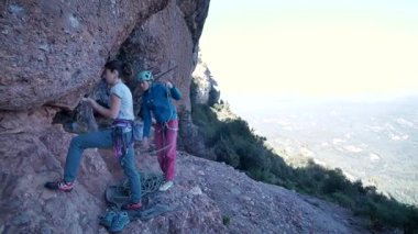 İspanya 'nın Barcelona yakınlarındaki dağlara tırmanmaya giden iki bayan arkadaş. Kadınlar dışarı tırmanıyor. Yüksek kalite 4k görüntü