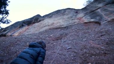 İspanya 'nın Barcelona yakınlarındaki dağlara tırmanmaya giden iki bayan arkadaş. Kadınlar dışarı tırmanıyor. Yüksek kalite 4k görüntü