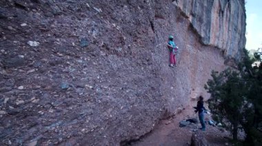 İspanya 'nın Barcelona yakınlarındaki dağlara tırmanmaya giden iki bayan arkadaş. Kadınlar dışarı tırmanıyor. Yüksek kalite 4k görüntü