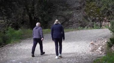 Barcelona yakınlarındaki dağlarda yürüyüş yapan yaşlı çift. Yüksek kalite 4k görüntü