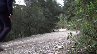 Barcelona yakınlarındaki dağlarda yürüyüş yapan yaşlı çift. Yüksek kalite 4k görüntü