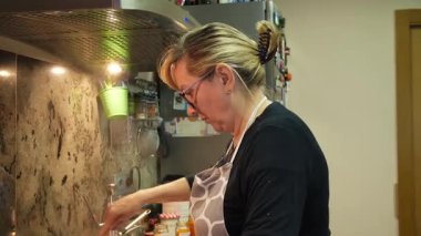 Ev hanımı evde balık güveci pişiriyor. Yüksek kalite 4k görüntü