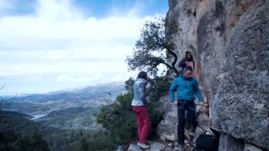 Arkadaşlar Siurana 'ya tırmanıyor ve günü dışarıda geçiriyorlar. Yüksek kalite 4k görüntü