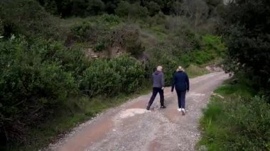 Barcelona yakınlarındaki dağlarda yürüyüş yapan yaşlı çift. Yüksek kalite 4k drone görüntüsü