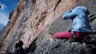 Arkadaşlar Siurana 'ya tırmanıyor ve günü dışarıda geçiriyorlar. Yüksek kalite 4k görüntü