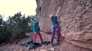 Dişi arkadaşlar gerçek kayaya tırmanıyorlar. Yüksek kalite 4k görüntü