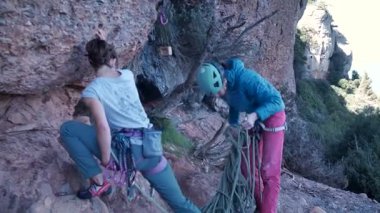 İspanya 'nın Barcelona yakınlarındaki dağlara tırmanmaya giden iki bayan arkadaş. Kadınlar dışarı tırmanıyor. Yüksek kalite 4k görüntü