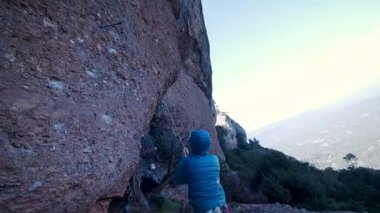 İspanya 'nın Barcelona yakınlarındaki dağlara tırmanmaya giden iki bayan arkadaş. Kadınlar dışarı tırmanıyor. Yüksek kalite 4k görüntü