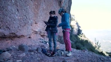 İspanya 'nın Barcelona yakınlarındaki dağlara tırmanmaya giden iki bayan arkadaş. Kadınlar dışarı tırmanıyor. Yüksek kalite 4k görüntü