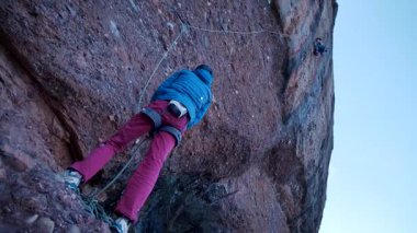 İspanya 'nın Barcelona yakınlarındaki dağlara tırmanmaya giden iki bayan arkadaş. Kadınlar dışarı tırmanıyor. Yüksek kalite 4k görüntü