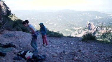 İspanya 'nın Barcelona yakınlarındaki dağlara tırmanmaya giden iki bayan arkadaş. Kadınlar dışarı tırmanıyor. Yüksek kalite 4k görüntü