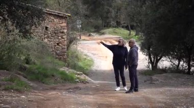 Barcelona yakınlarındaki dağlarda yürüyüş yapan yaşlı çift. Yüksek kalite 4k görüntü