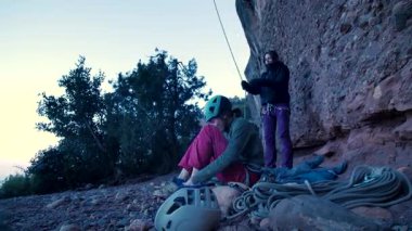 Dişi arkadaşlar gerçek kayaya tırmanıyorlar. Yüksek kalite 4k görüntü