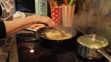 Ev hanımı evde balık güveci pişiriyor. Yüksek kalite 4k görüntü