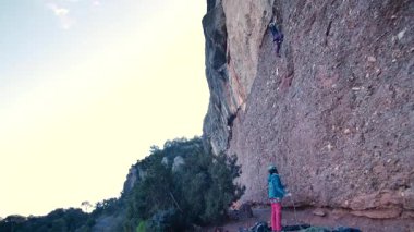 Dişi arkadaşlar gerçek kayaya tırmanıyorlar. Yüksek kalite 4k görüntü