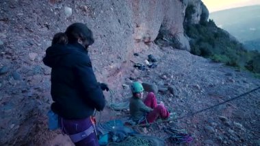 Dişi arkadaşlar gerçek kayaya tırmanıyorlar. Yüksek kalite 4k görüntü