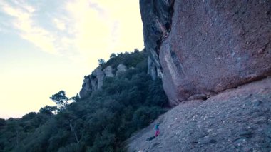Dişi arkadaşlar gerçek kayaya tırmanıyorlar. Yüksek kalite 4k görüntü