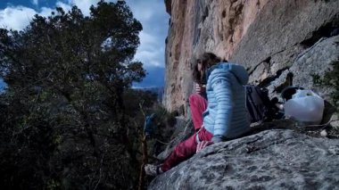 Arkadaşlar Siurana 'ya tırmanıyor ve günü dışarıda geçiriyorlar. Yüksek kalite 4k görüntü