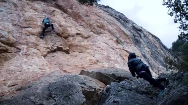Arkadaşlar Siurana 'ya tırmanıyor ve günü dışarıda geçiriyorlar. Yüksek kalite 4k görüntü